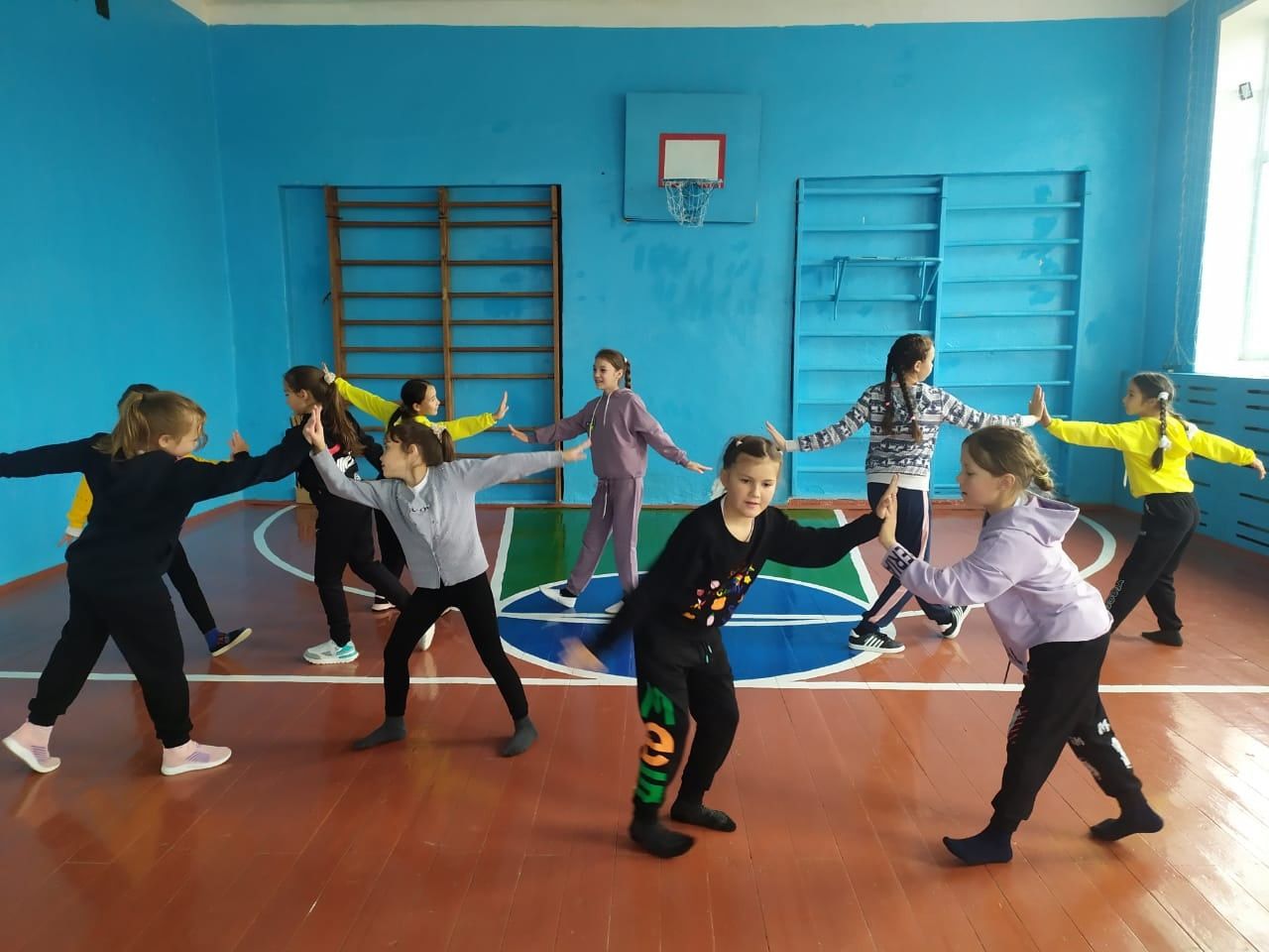 Занятия в танцевальном объединении «Мир танцев» начинают с гимнастики