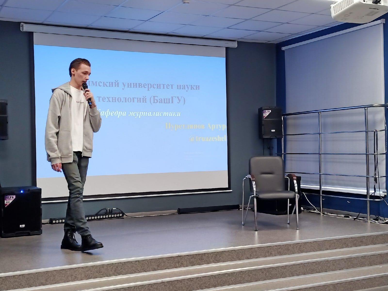 Студент кафедры журналистики провел лекцию для учеников школы №3
