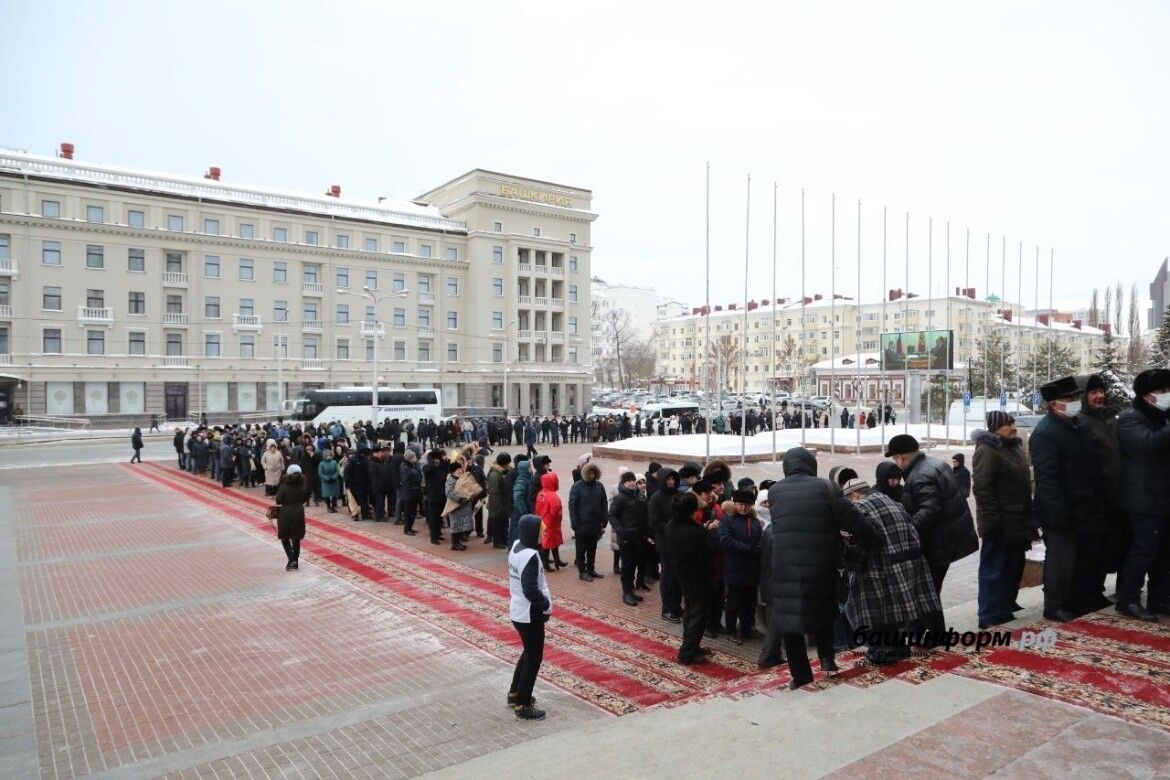 Мэр Уфы возложил цветы к гробу Муртазы Рахимова