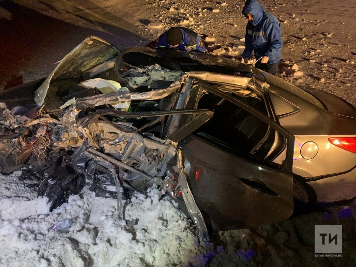 В Татарстане погиб водитель легковушки, врезавшись на трассе в фуру