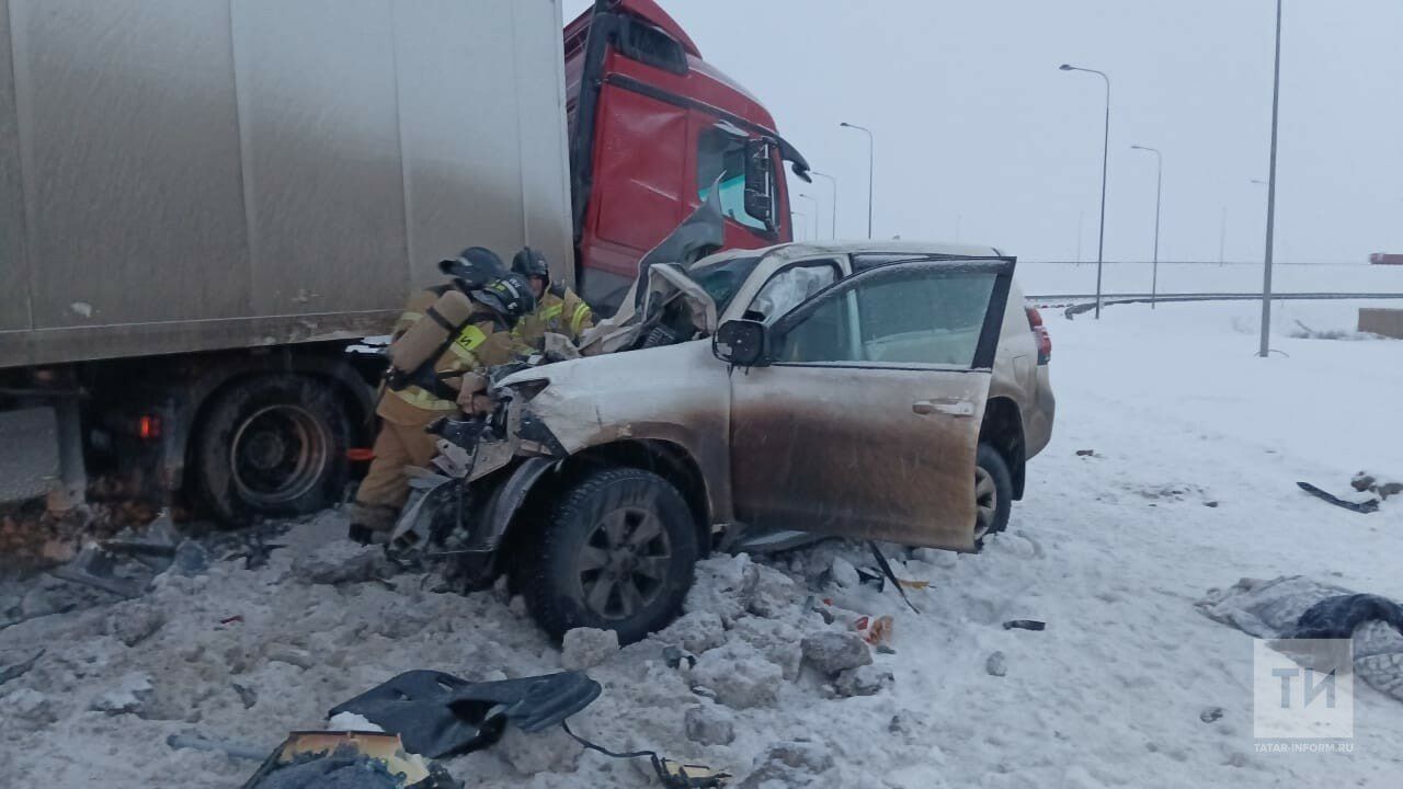 В Татарстане в страшной аварии с фурой на трассе М7 погибли 2 человека