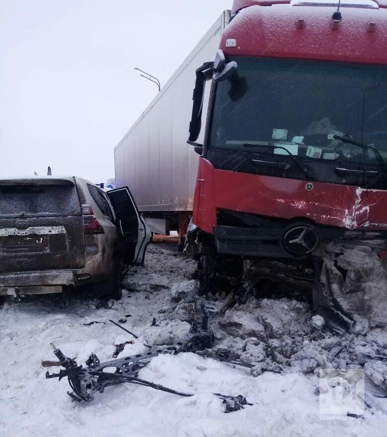 В Татарстане в страшной аварии с фурой на трассе М7 погибли 2 человека