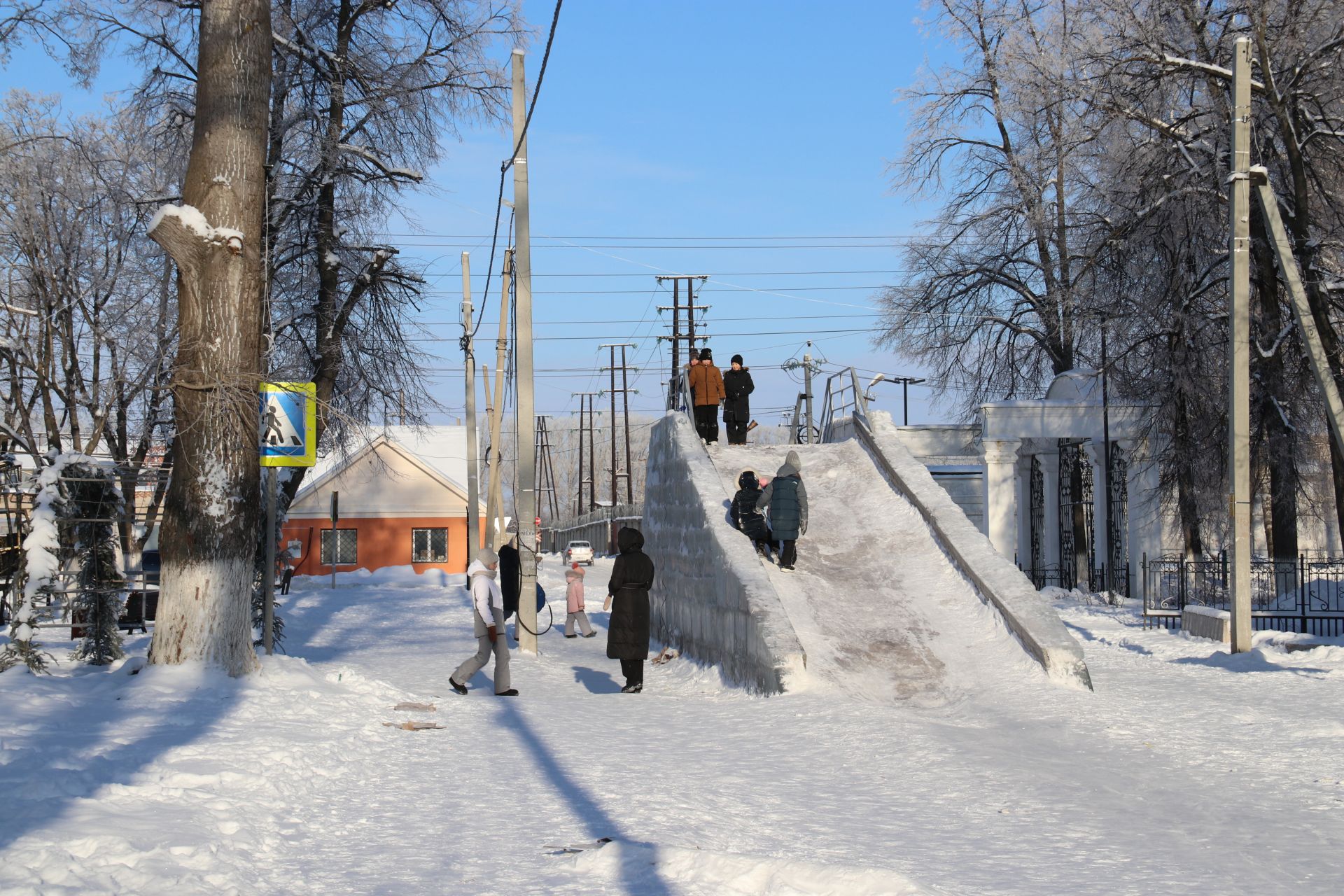 Детвора поселка радуется каникулам