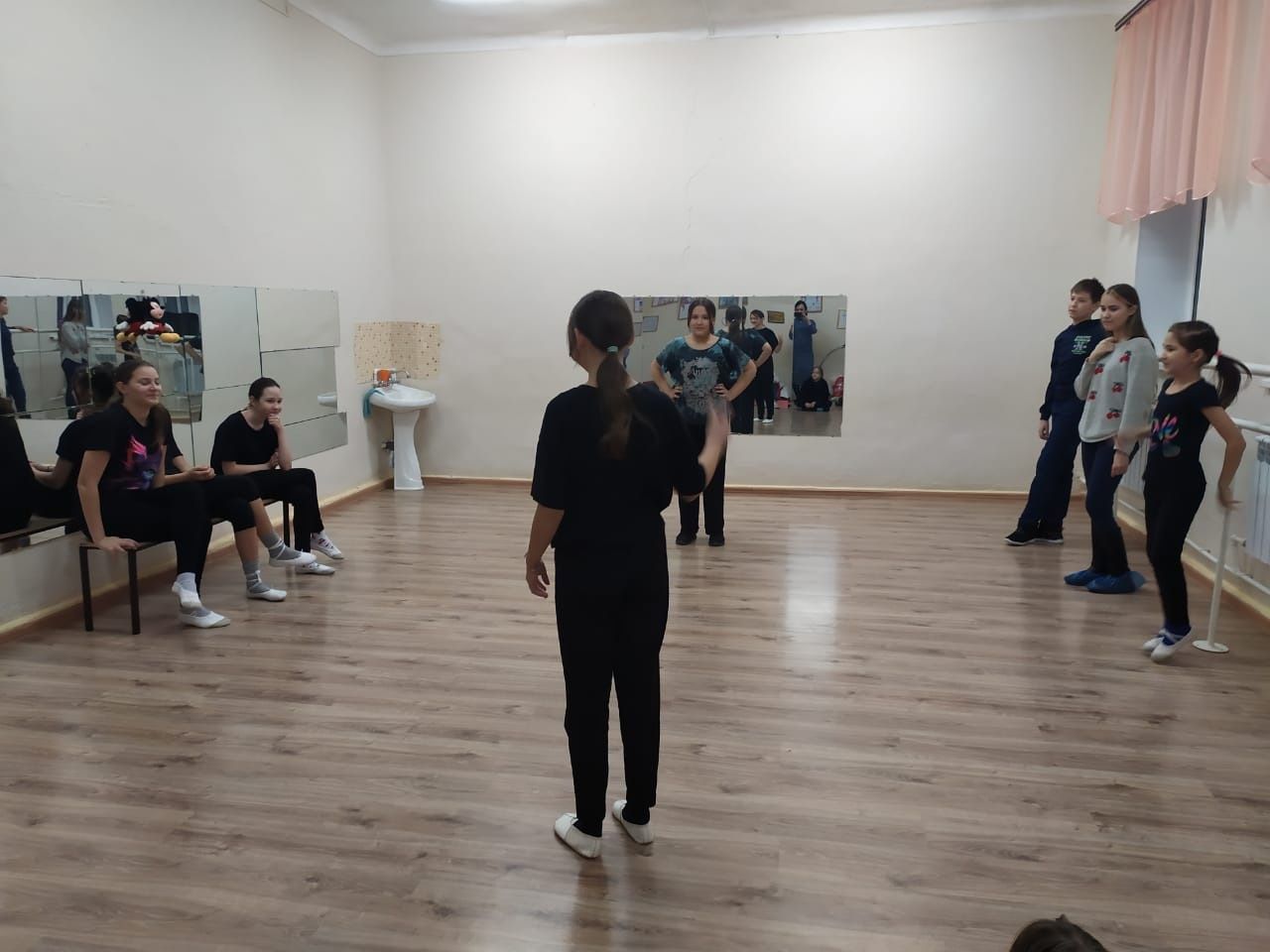 В центре детского творчества прошел танцевальный батл 90х среди подростков