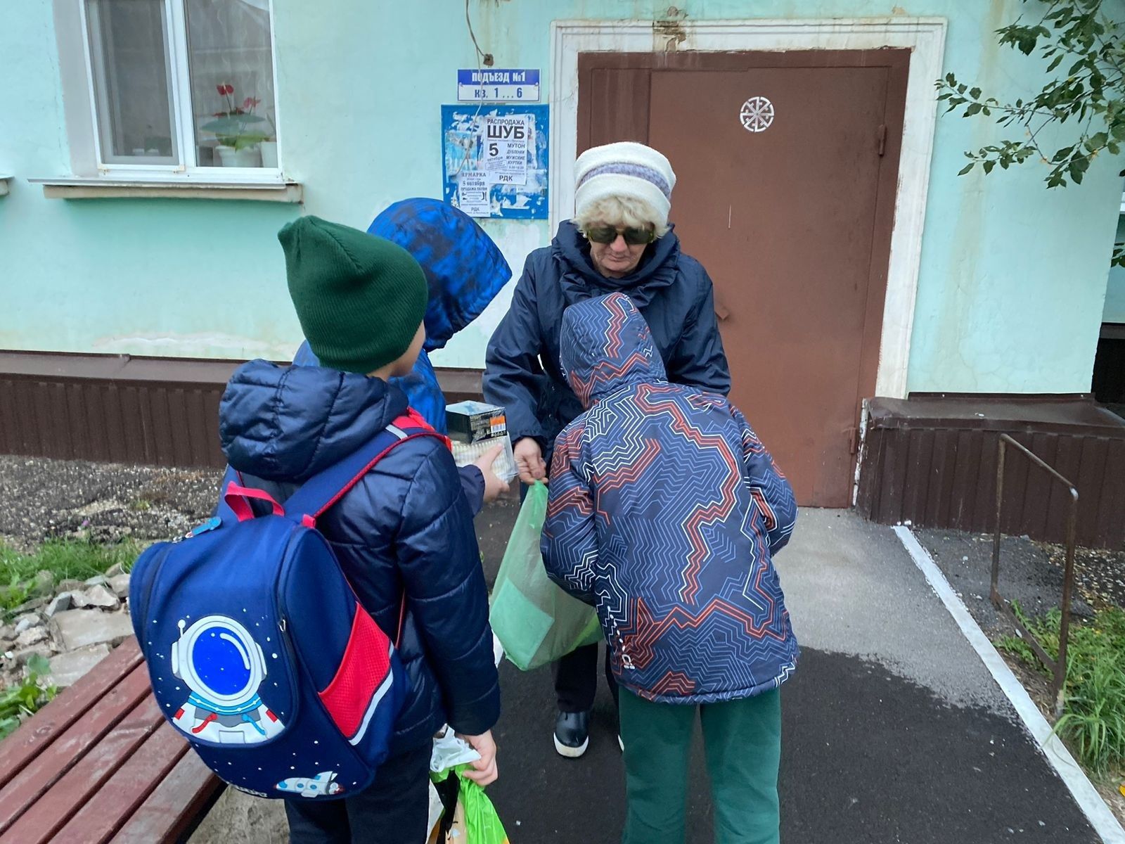 Младшие школьники уруссинской НОШ посетили ветерана педагогического труда