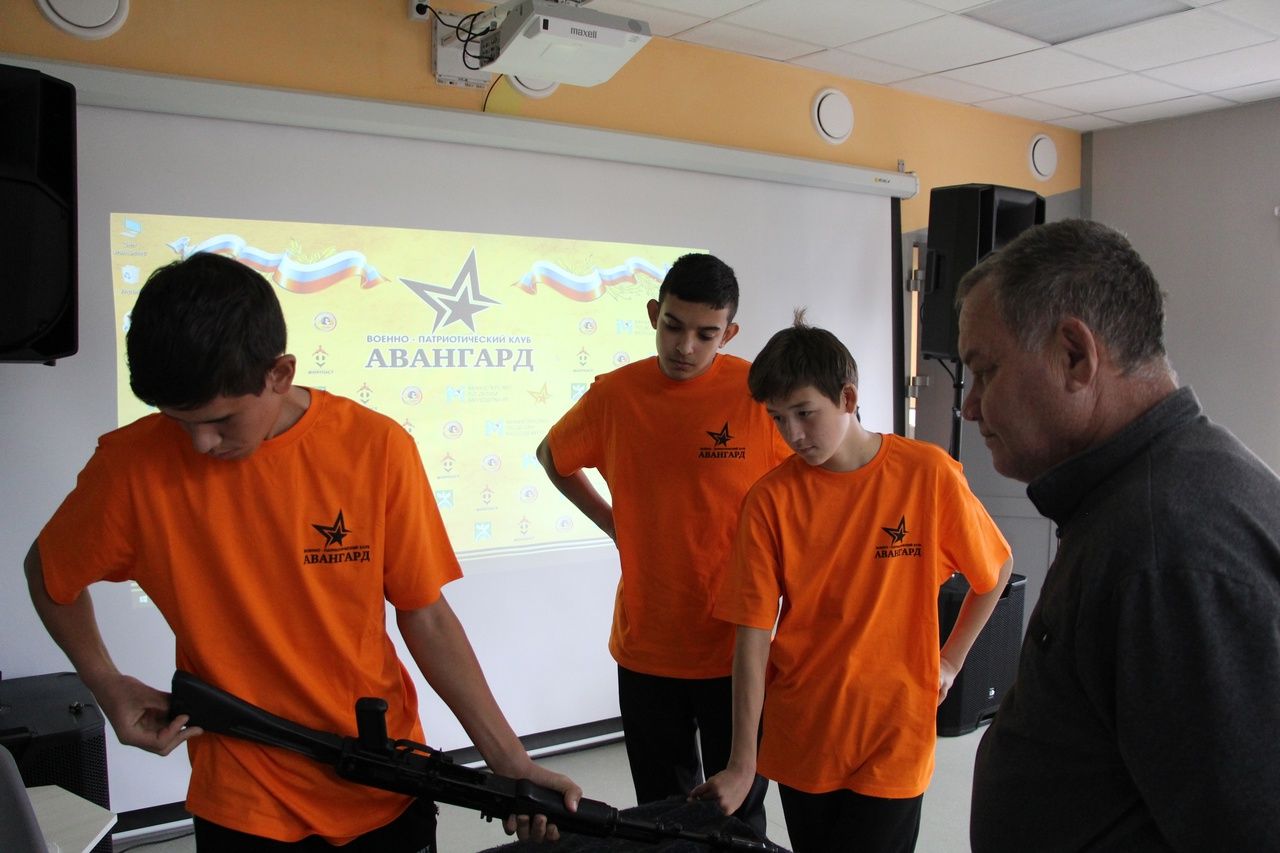 Активисты клуба «Авангард» посетили мастер-класс по сборке-разборке АК-47