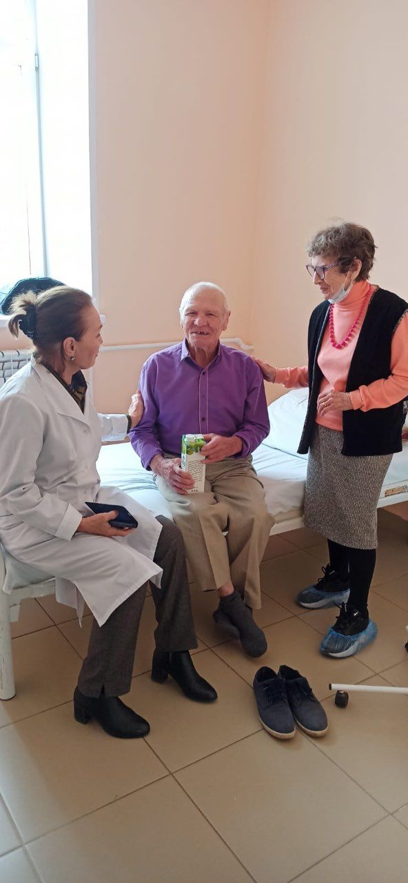 Тепло поздравили пациентов стационарного отделения  с  Днём пожилых