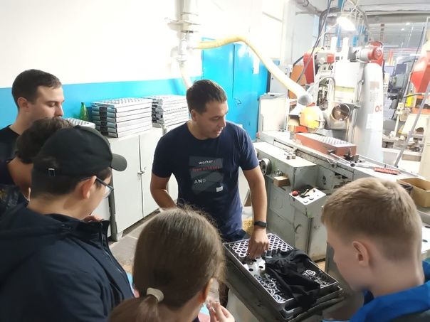 Учащиеся 8А класса уруссинской Гимназии побывали на экскурсии в АО «Электросоединитель»