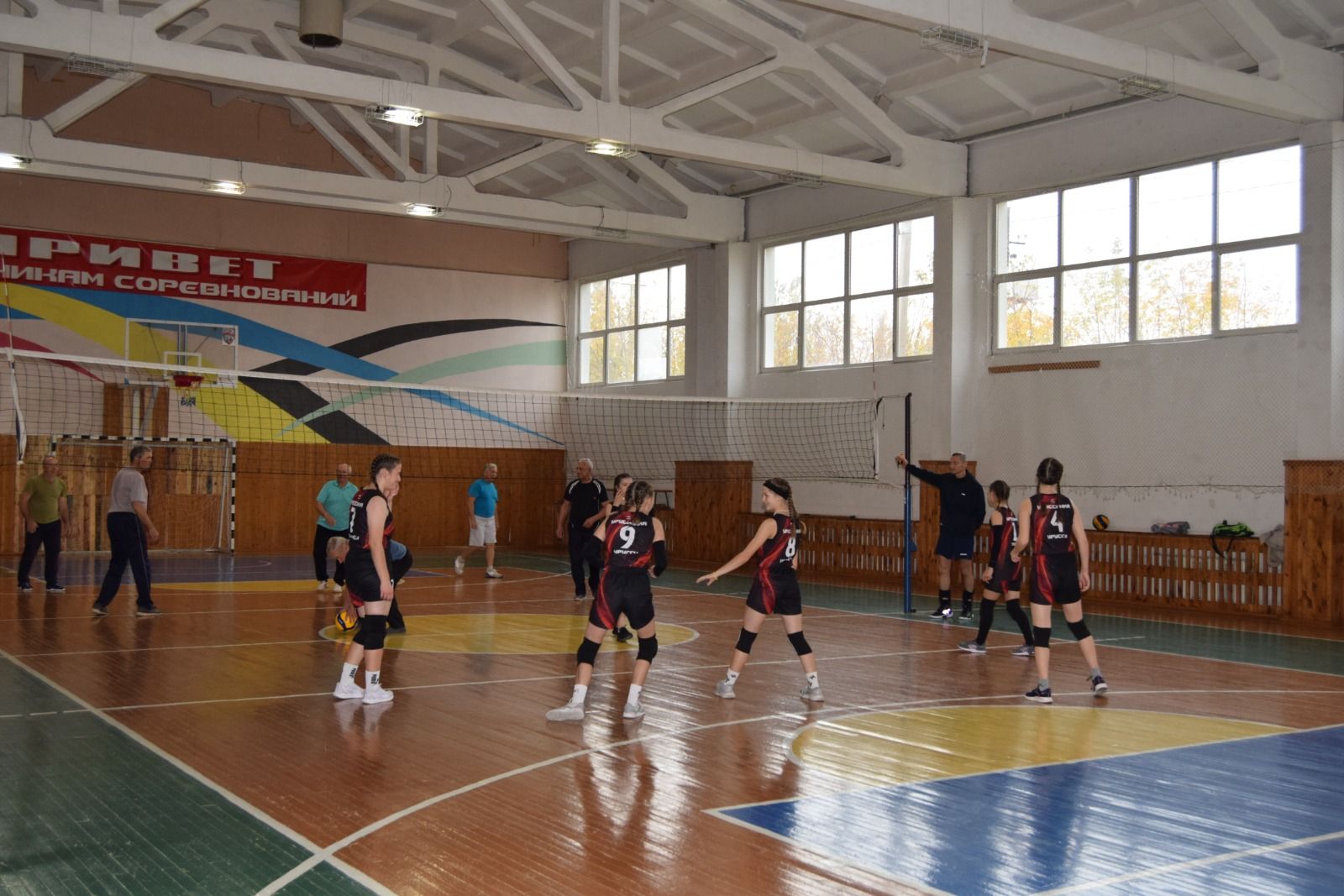 Соревнование по волейболу, посвящённое декаде Дня пожилых людей, прошло в СОК «Олимп»