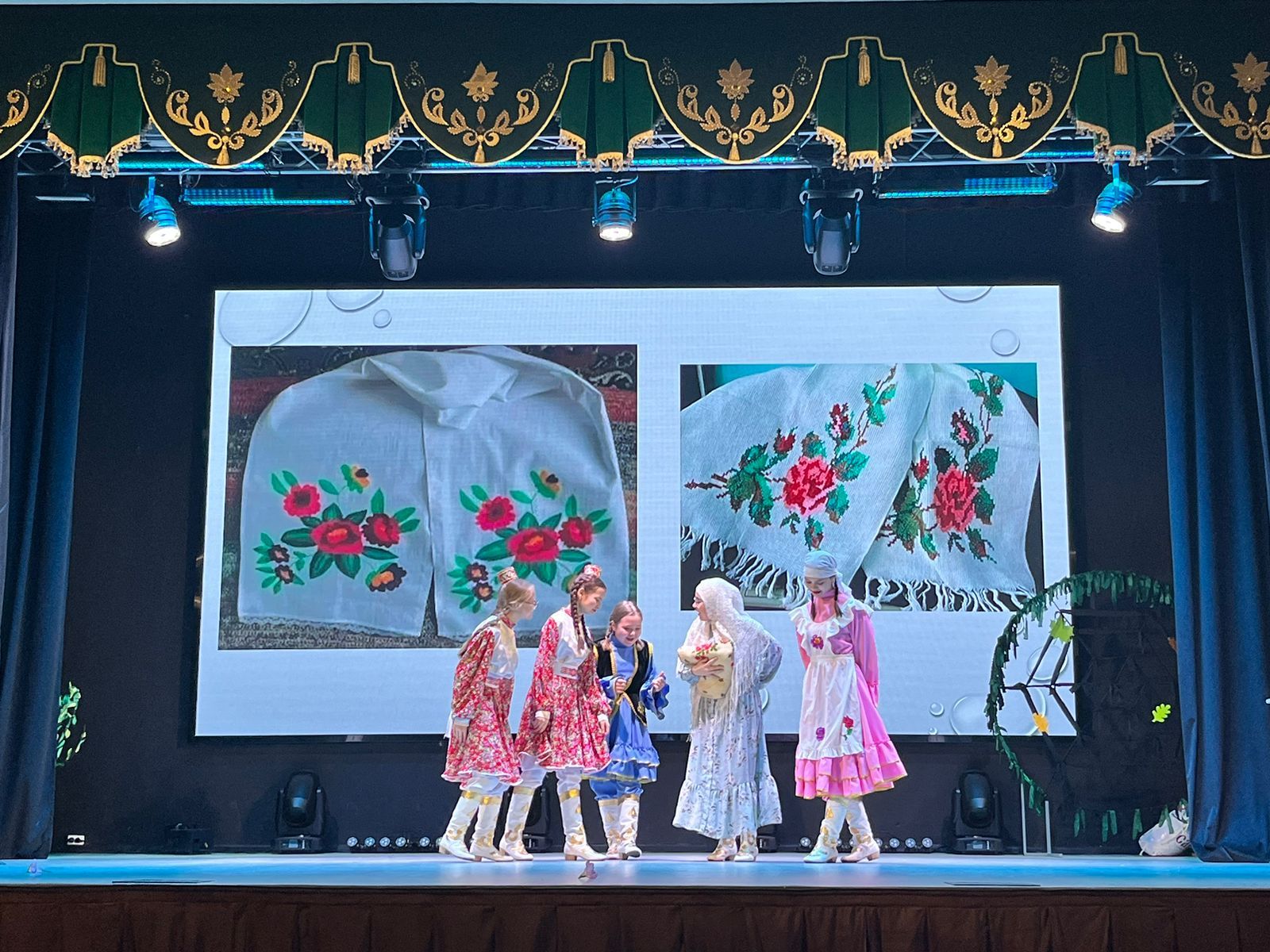 На Уруссинской сцене выступили школьные театральные коллективы