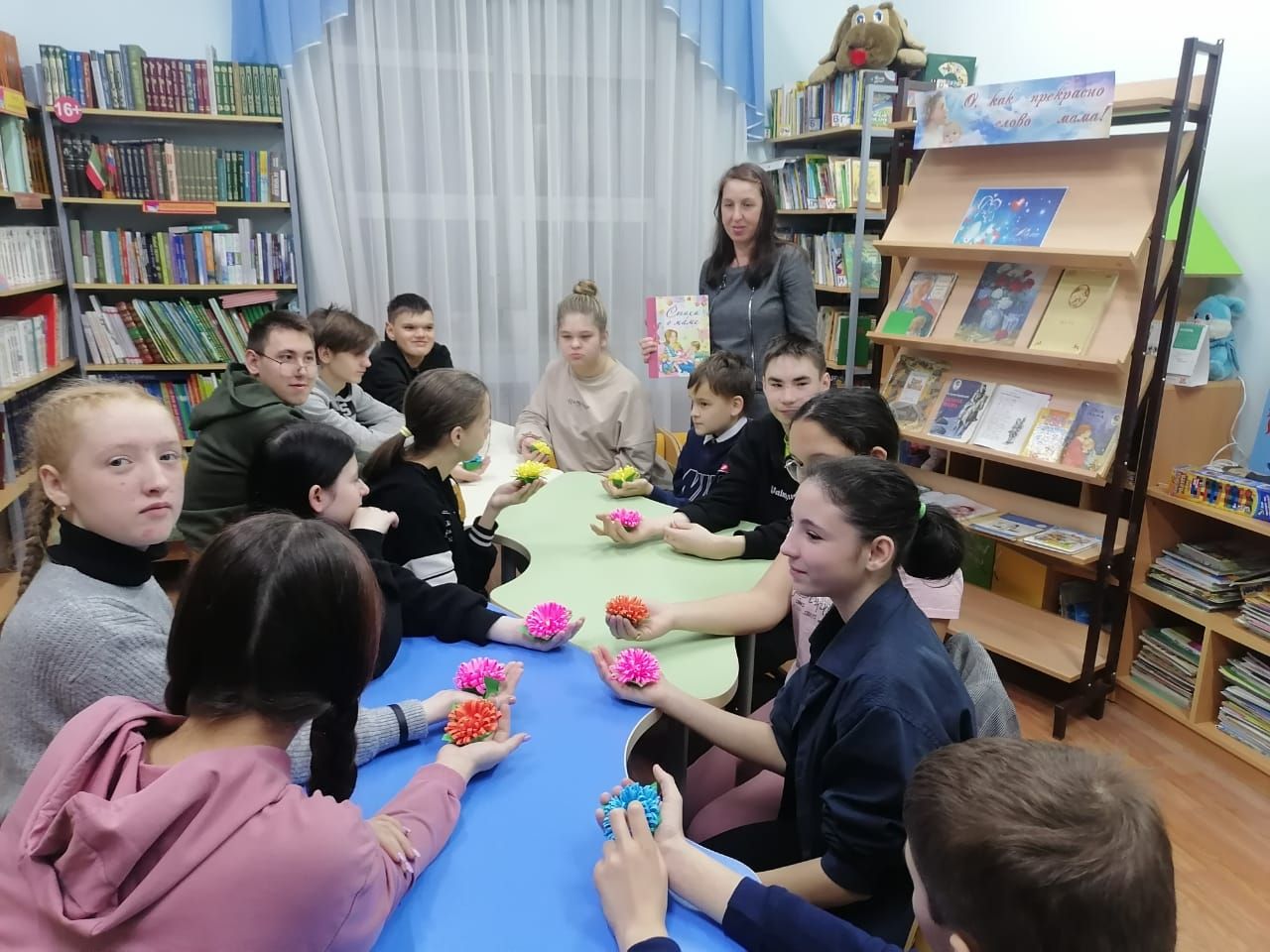 Ко Дню Матери в Центральной районной библиотеке прошел мастер-класс «Букет  для мамы»