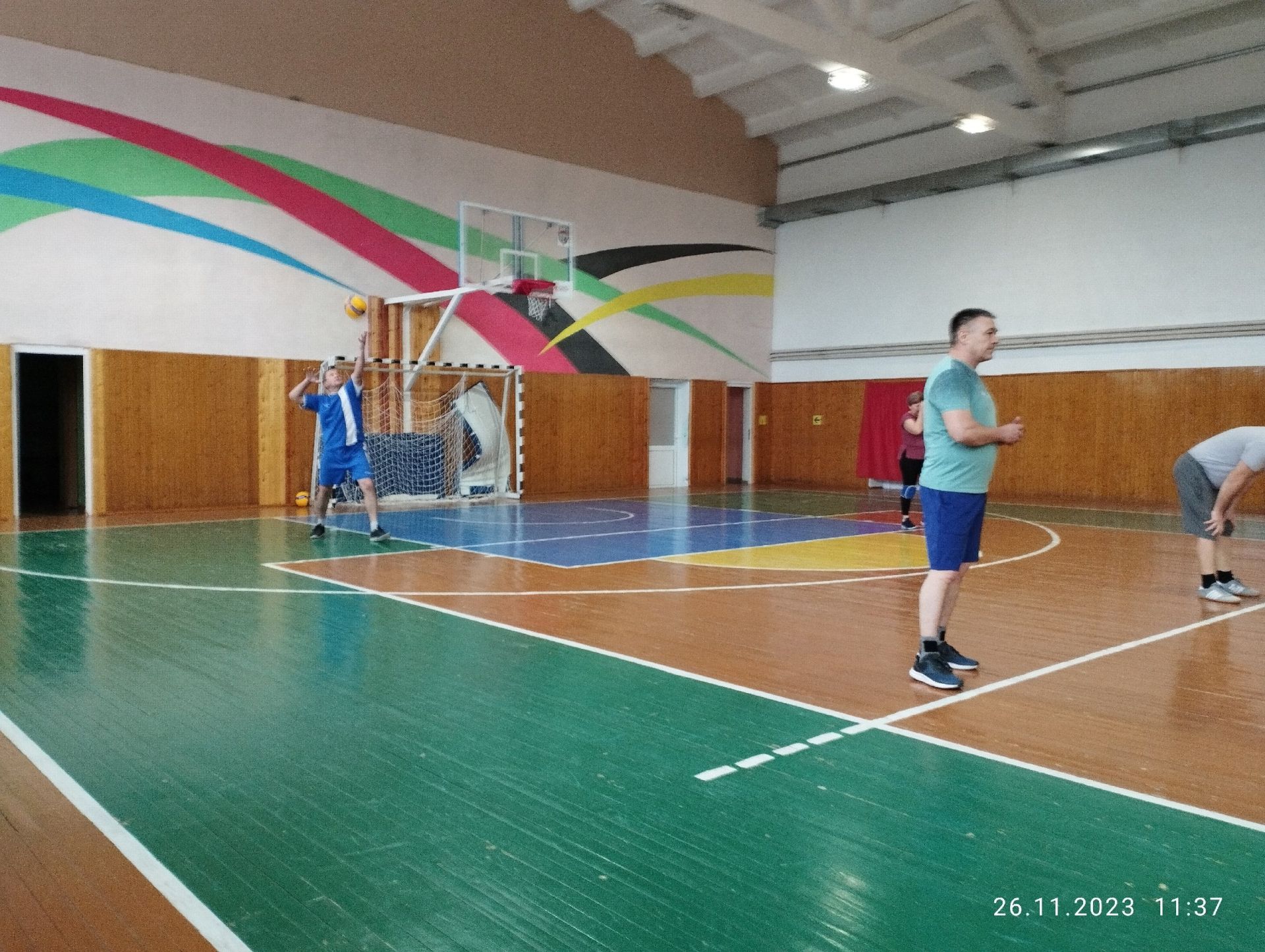 Товарищеский турнир по волейболу среди поколений прошел в спортивно-оздоровительном комплексе «Олимп»
