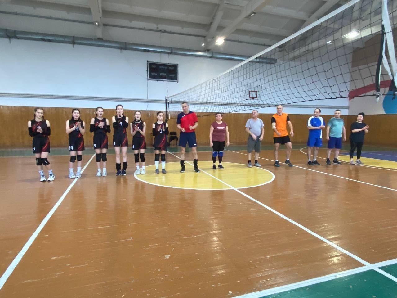 Товарищеский турнир по волейболу среди поколений прошел в спортивно-оздоровительном комплексе «Олимп»
