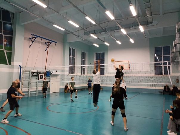 В СШК «Олимпионик» прошел дружеский матч по волейболу среди старшего и младшего поколений