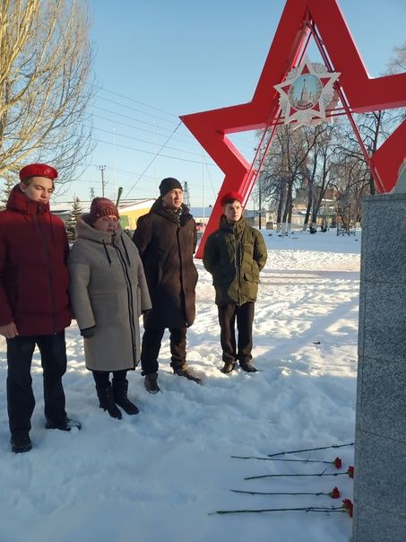 Юнармейцы отряда «Факел» возложили цветы к бюсту Героя Фатыха Шарипова