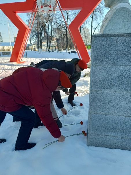 Юнармейцы отряда «Факел» возложили цветы к бюсту Героя Фатыха Шарипова