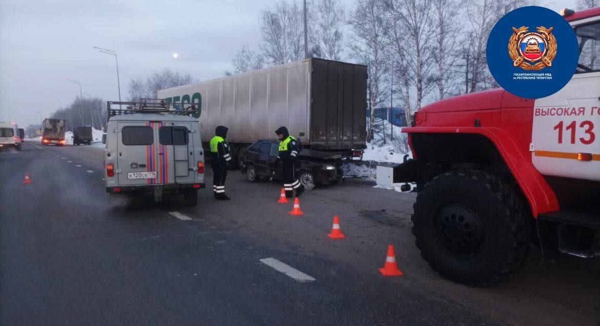 Водитель легковушки погиб на трассе М7 в Татарстане, влетев в стоящий на обочине грузовик