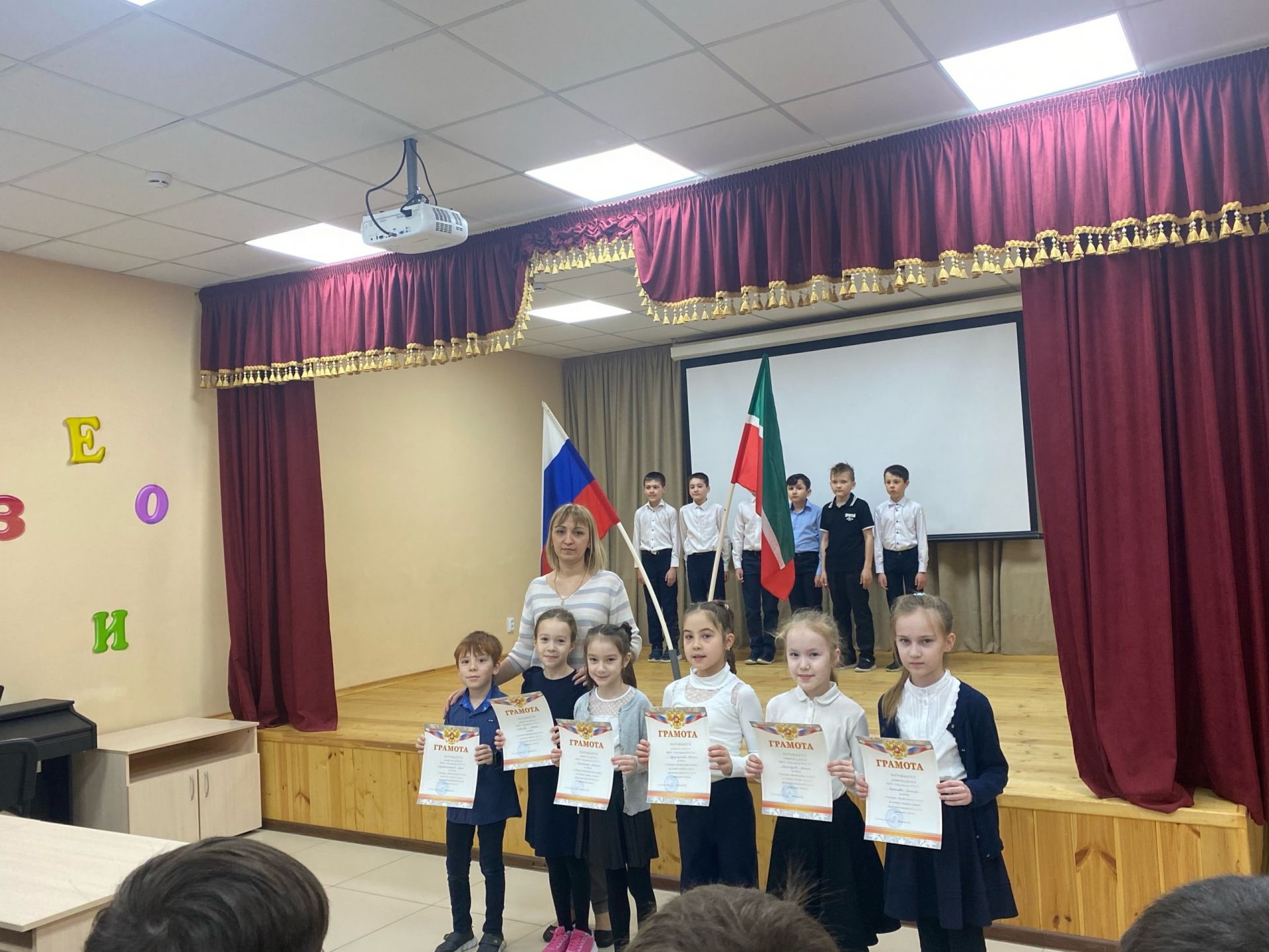 Традиционно в школах района в понедельник подняли флаги