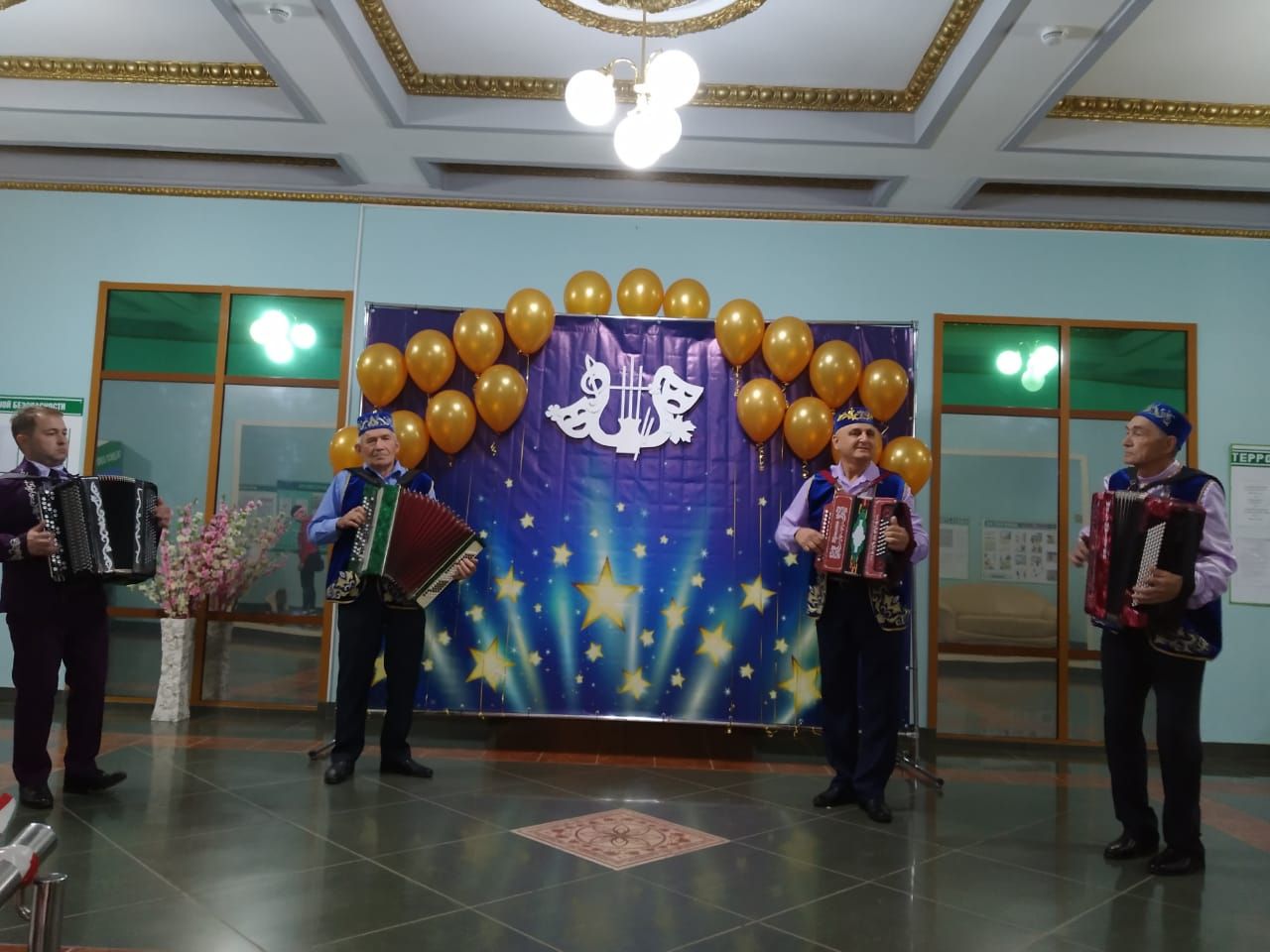 Обучает детей художественному свисту