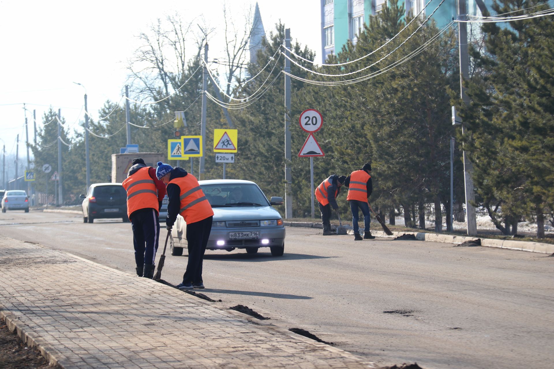 В Уруссу началась санитарная очистка улиц