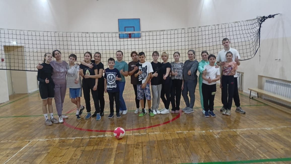 Товарищеский матч по волейболу между командами родителей и учеников 6 класса