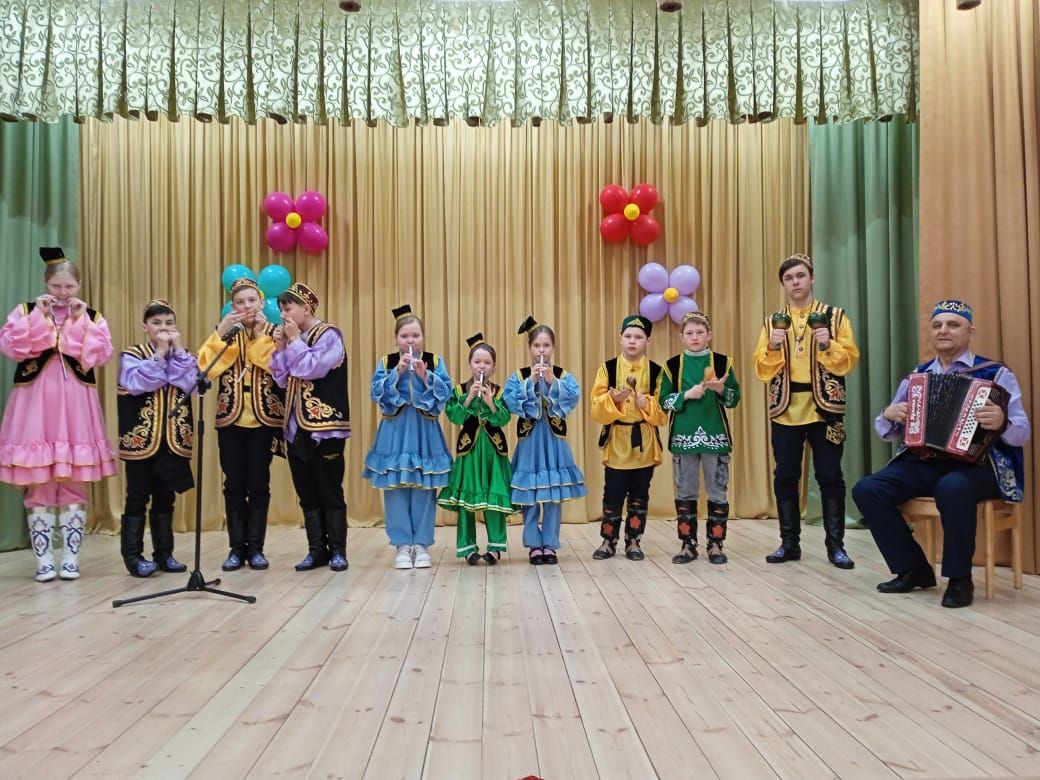 Обучает детей художественному свисту