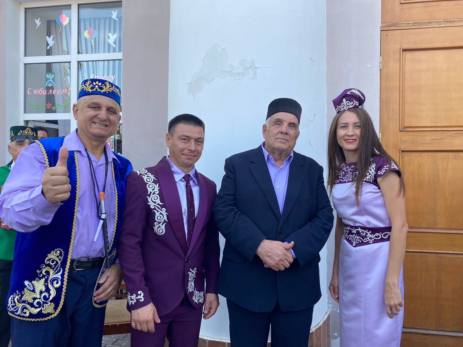 Обучает детей художественному свисту