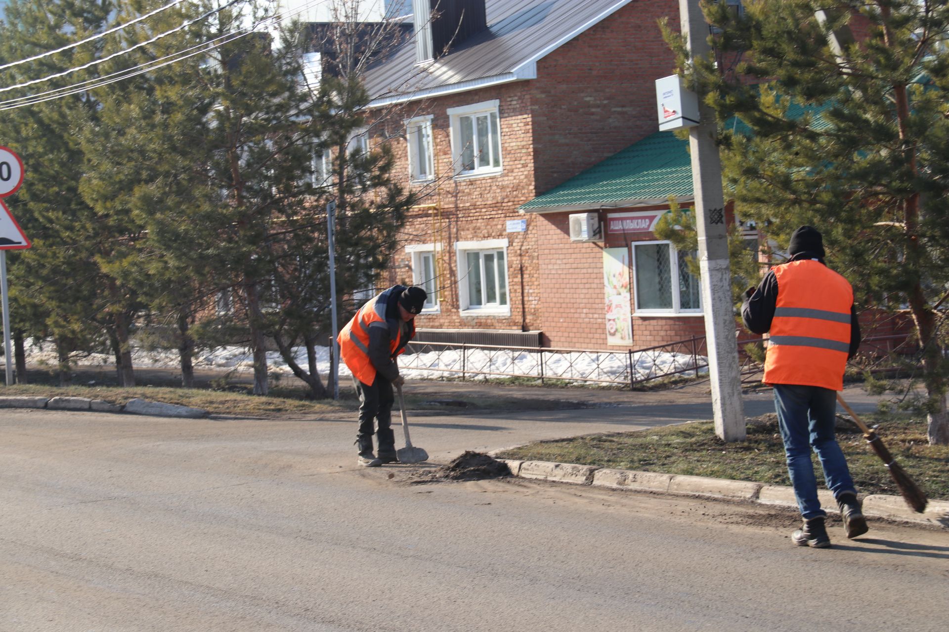 В Уруссу началась санитарная очистка улиц
