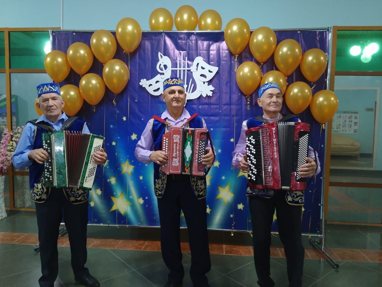 Обучает детей художественному свисту