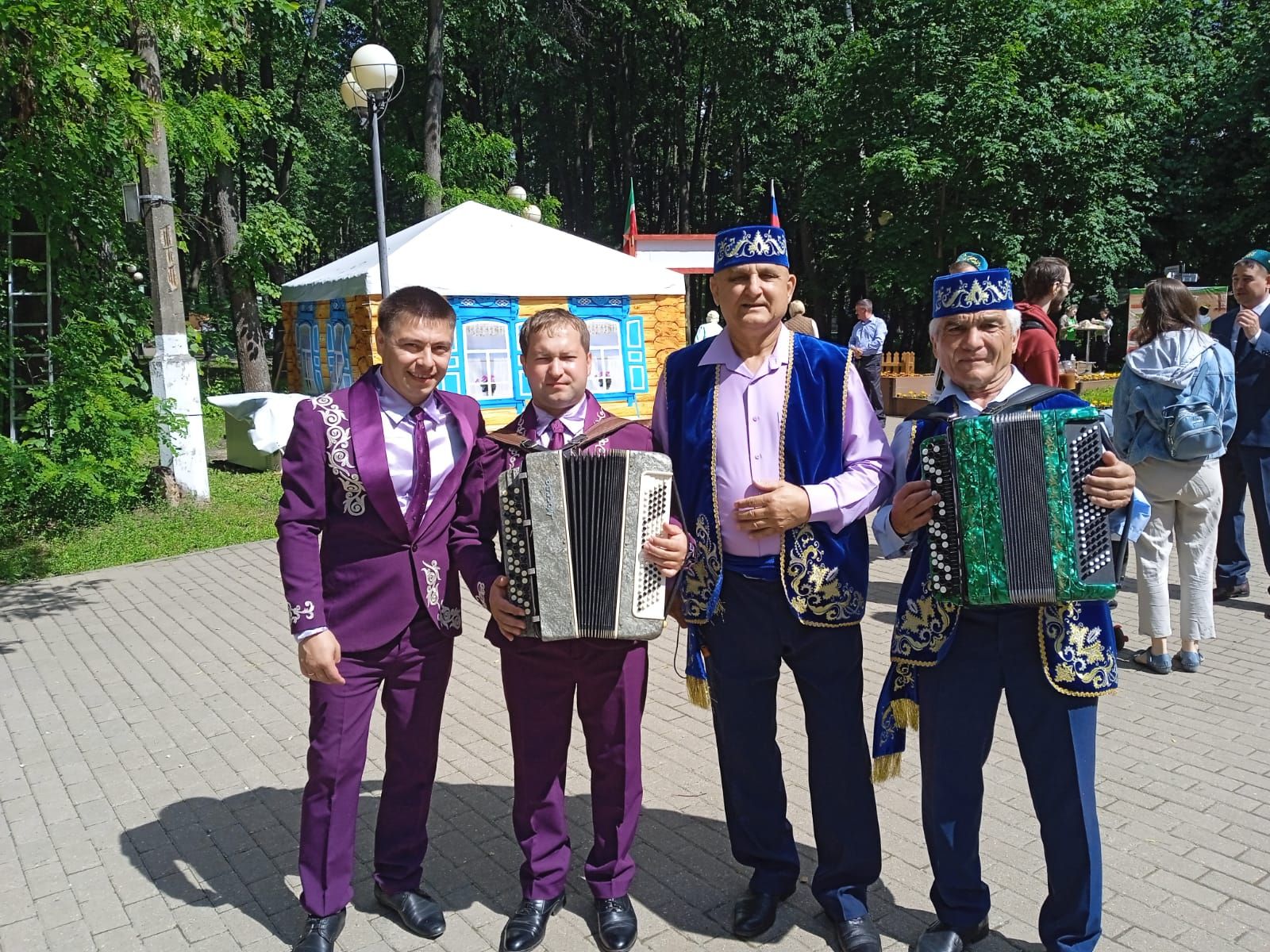 Обучает детей художественному свисту