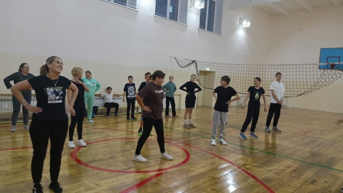 Товарищеский матч по волейболу между командами родителей и учеников 6 класса