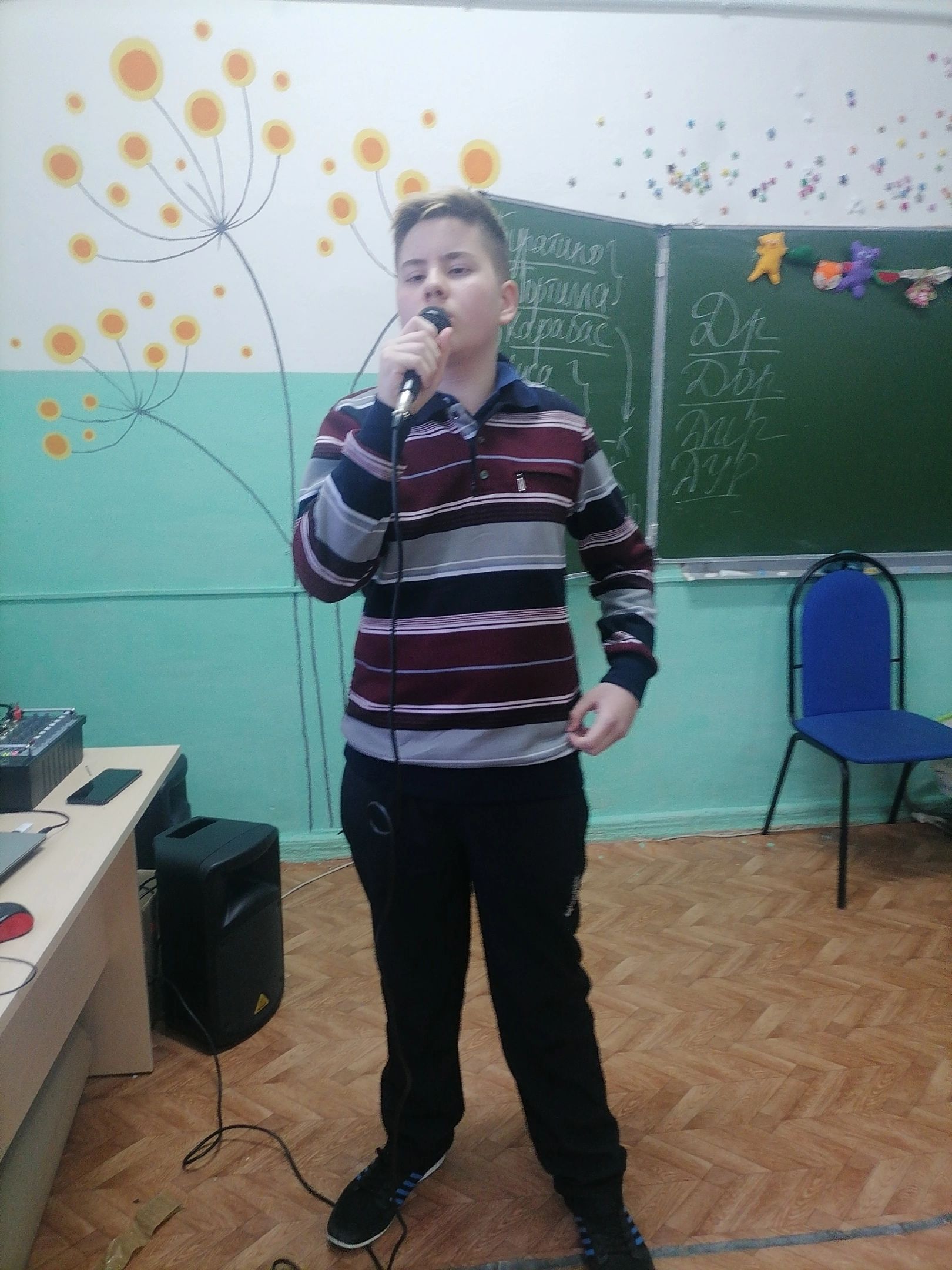 В студии «Юные таланты»  обучение вокала нацелено на развитие вокальных данных детей