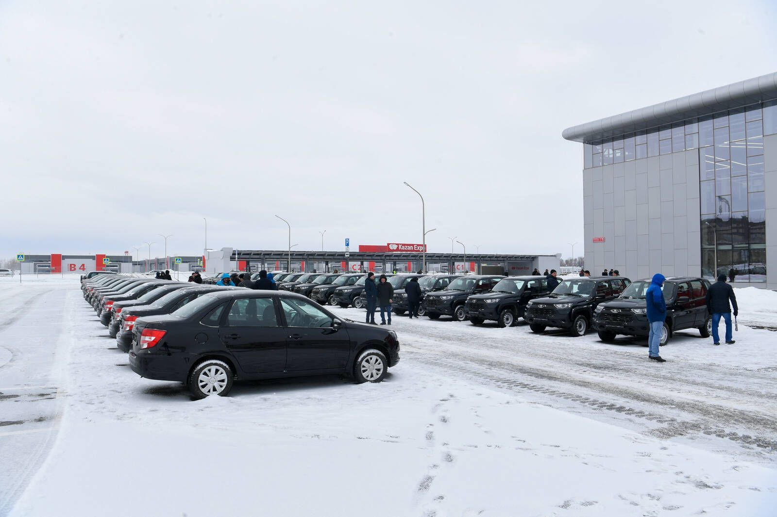 Рустам Минниханов вручил автомобили работникам районных управлений сельского хозяйства и продовольствия