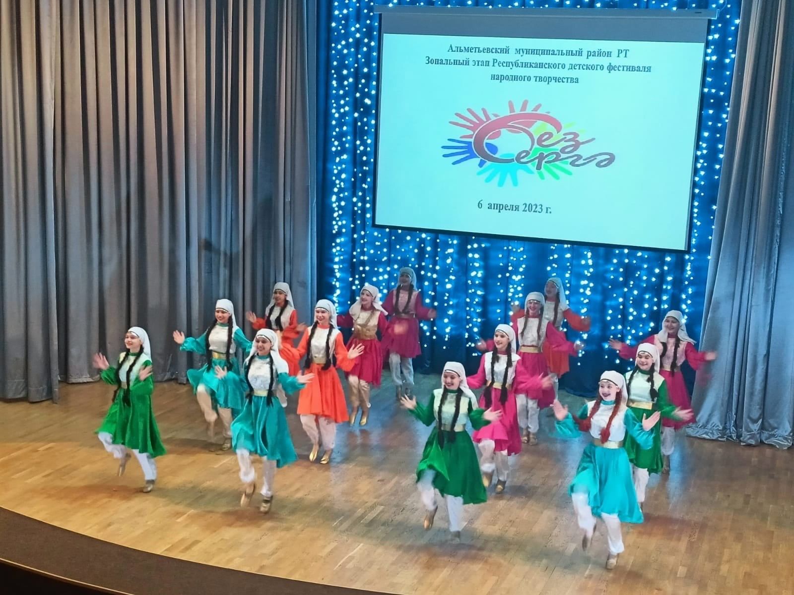 Народный ансамбль танца «Ютазы йолдызлары» принял участие в республиканском конкурсе «Без бергэ»