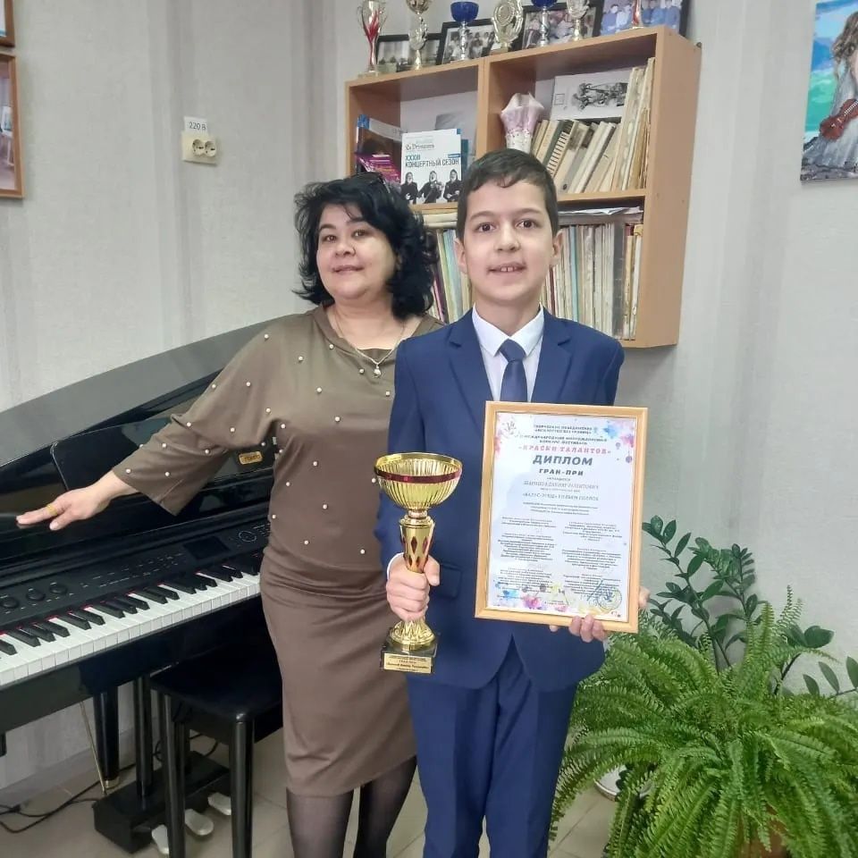 Юный пианист Данияр Шарипов получил  именной кубок обладателя Гран -при