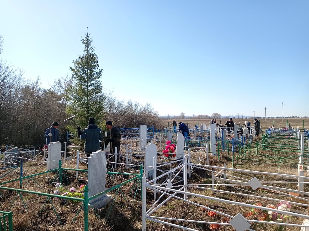 В селе Кряш-Буляк стало доброй традицией устраивать субботники на кладбище