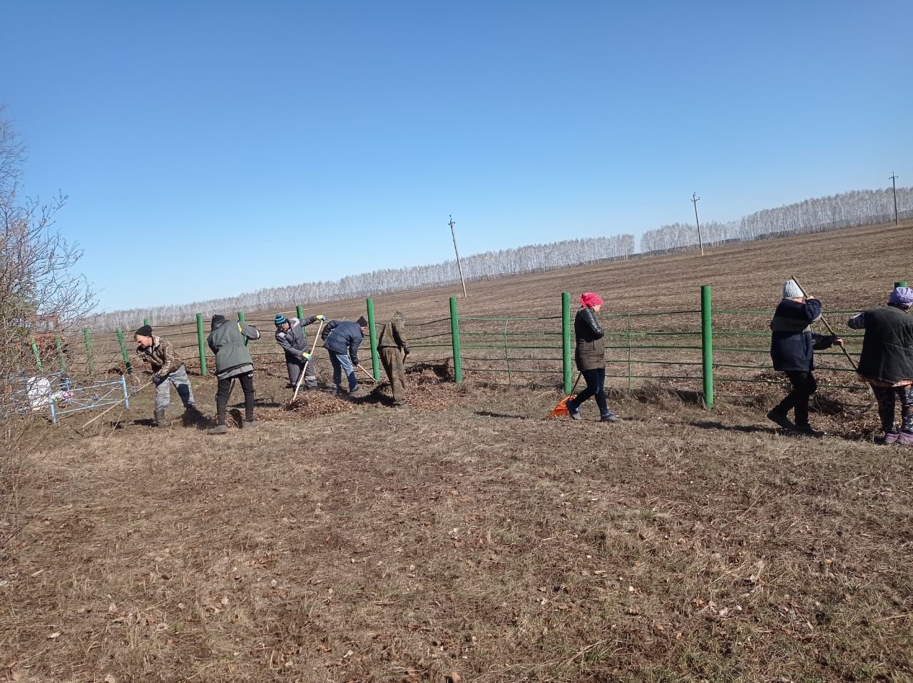 В селе Кряш-Буляк стало доброй традицией устраивать субботники на кладбище