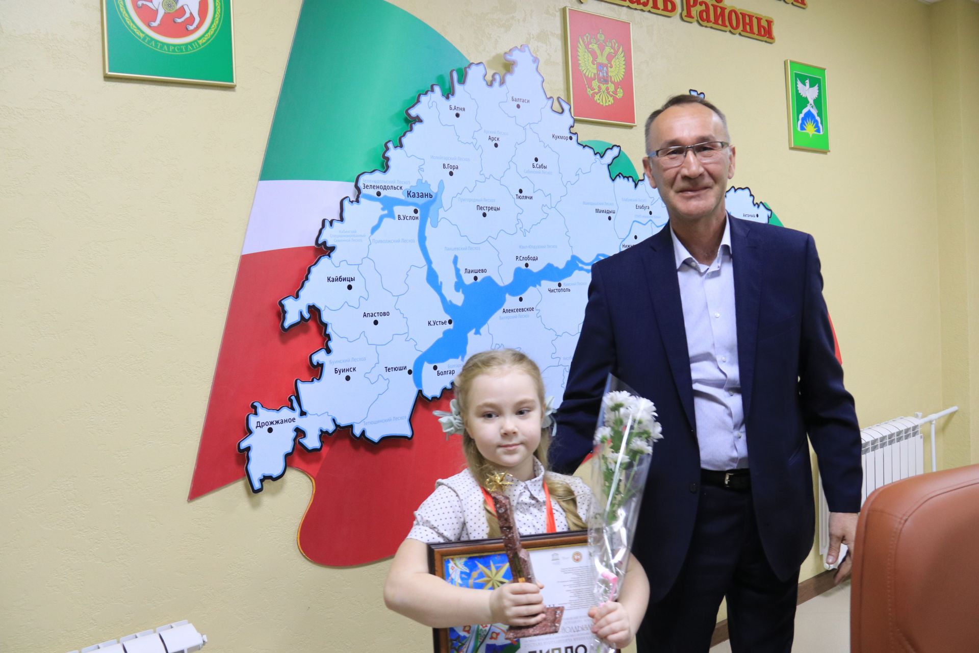 Глава Ютазинского района вручил заслуженные награды отличившимся в работе и учебе