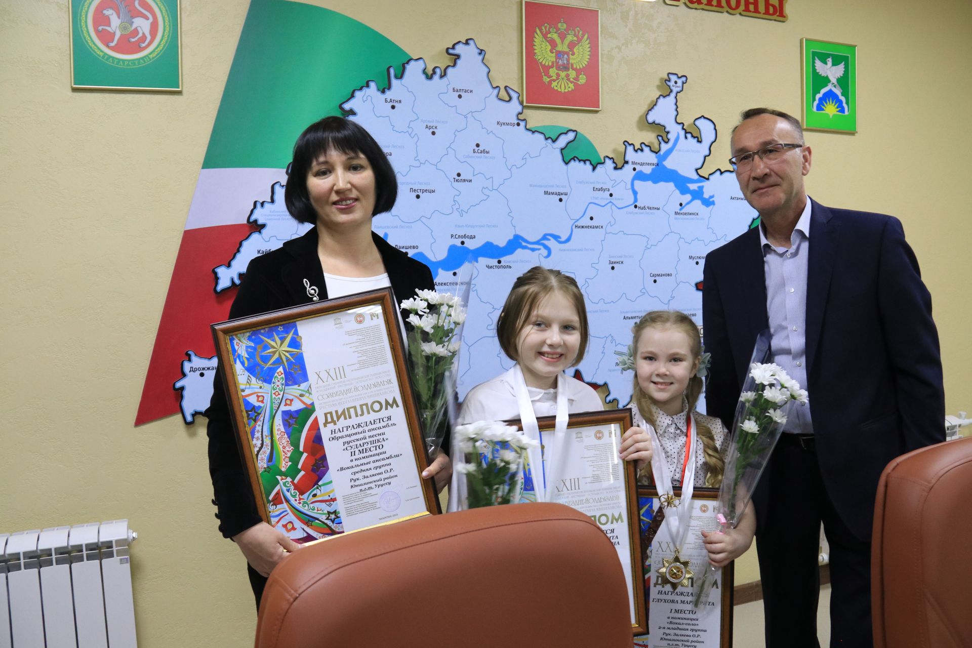 Глава Ютазинского района вручил заслуженные награды отличившимся в работе и учебе