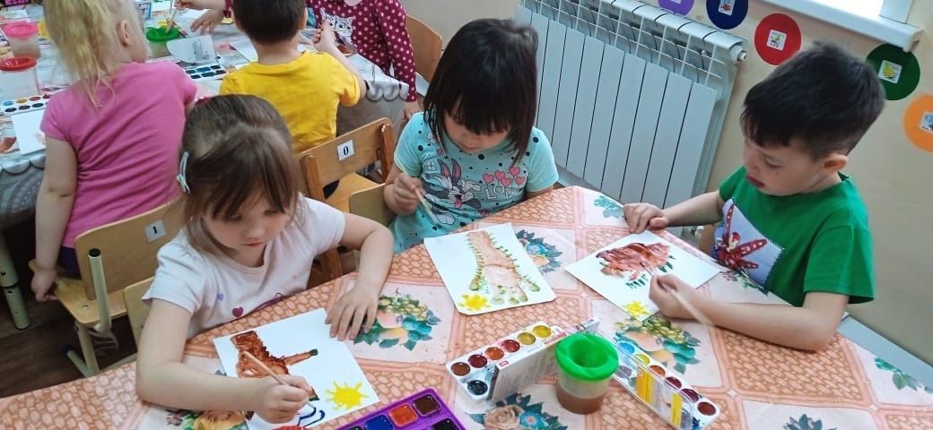 Детсадовцы рисовали весеннее дерево