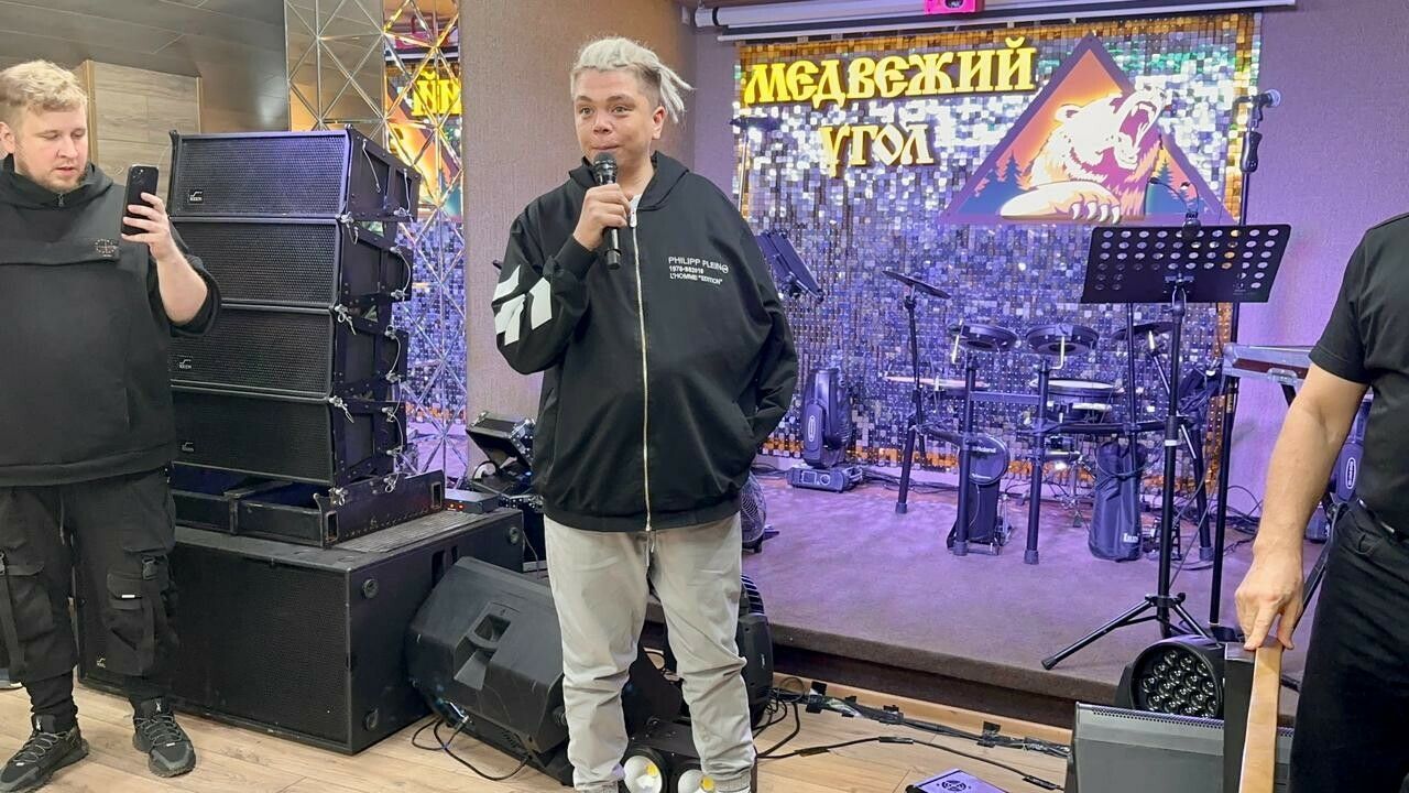 Элвин Грей вышел на сцену со сломанными ребрами