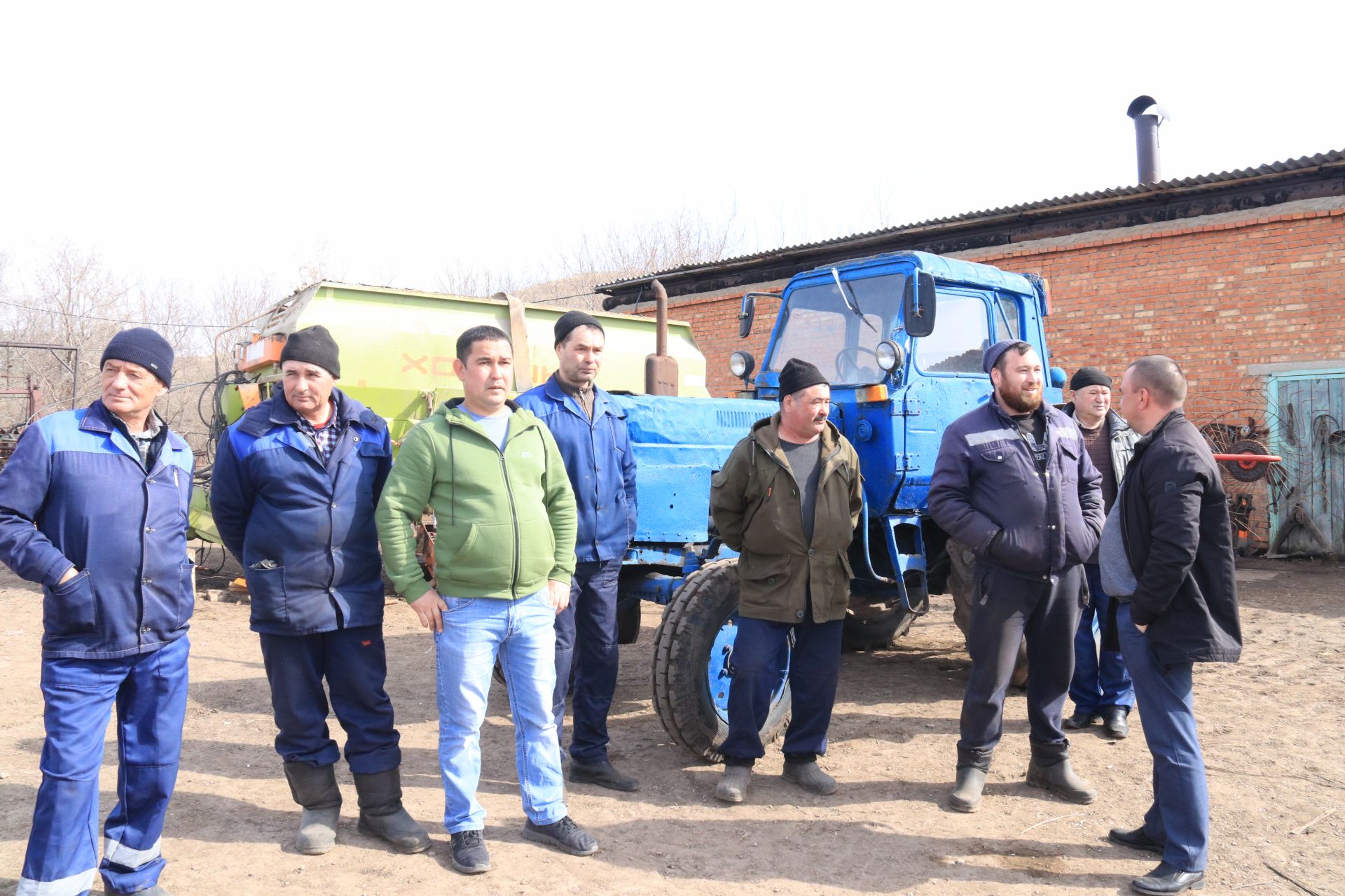 На полях района уже слышен гул тракторов