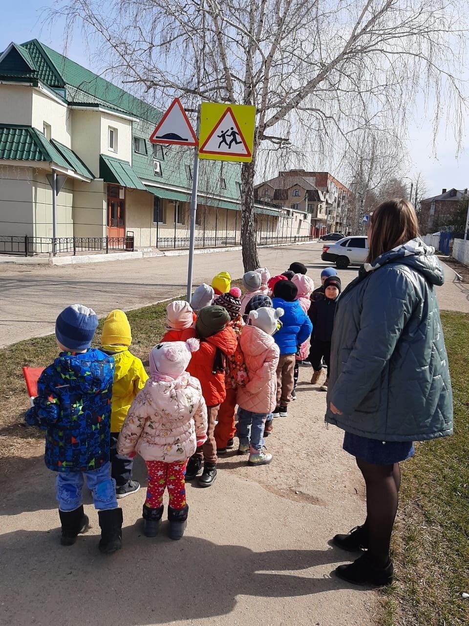 Для детей была организована экскурсия к пешеходному переходу