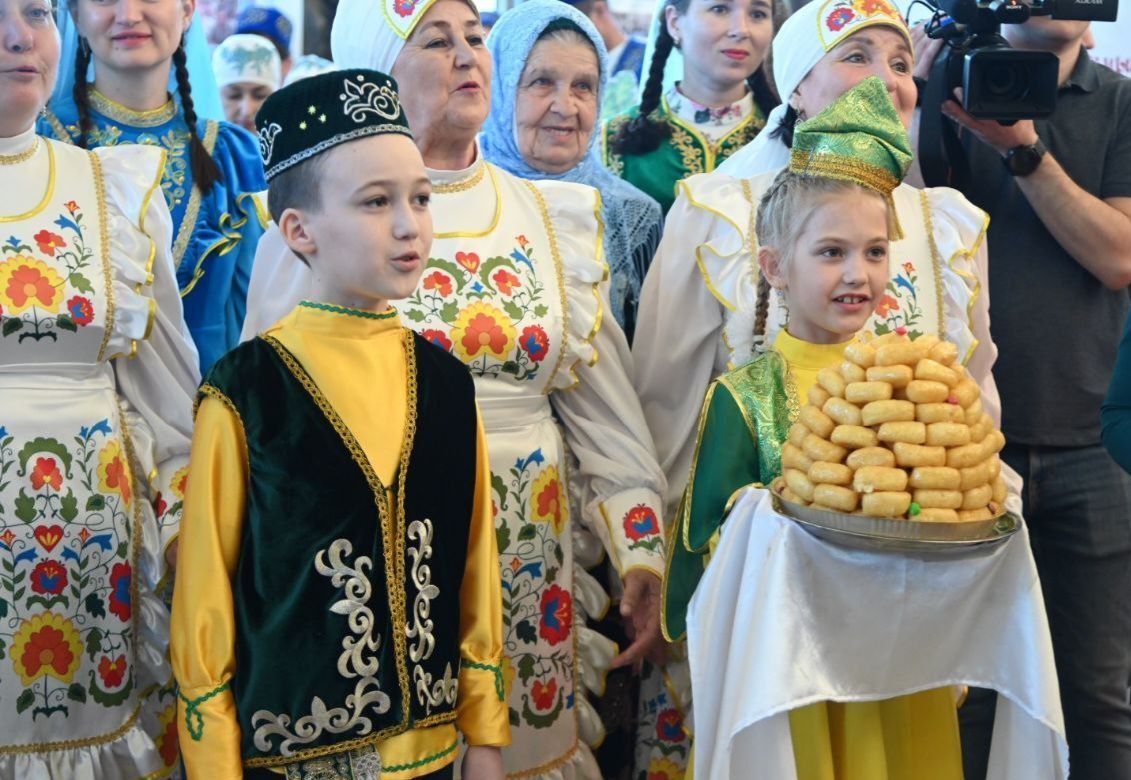 Раис Татарстана вручил награды победителям Фестиваля родословной «Эхо веков в истории семьи»