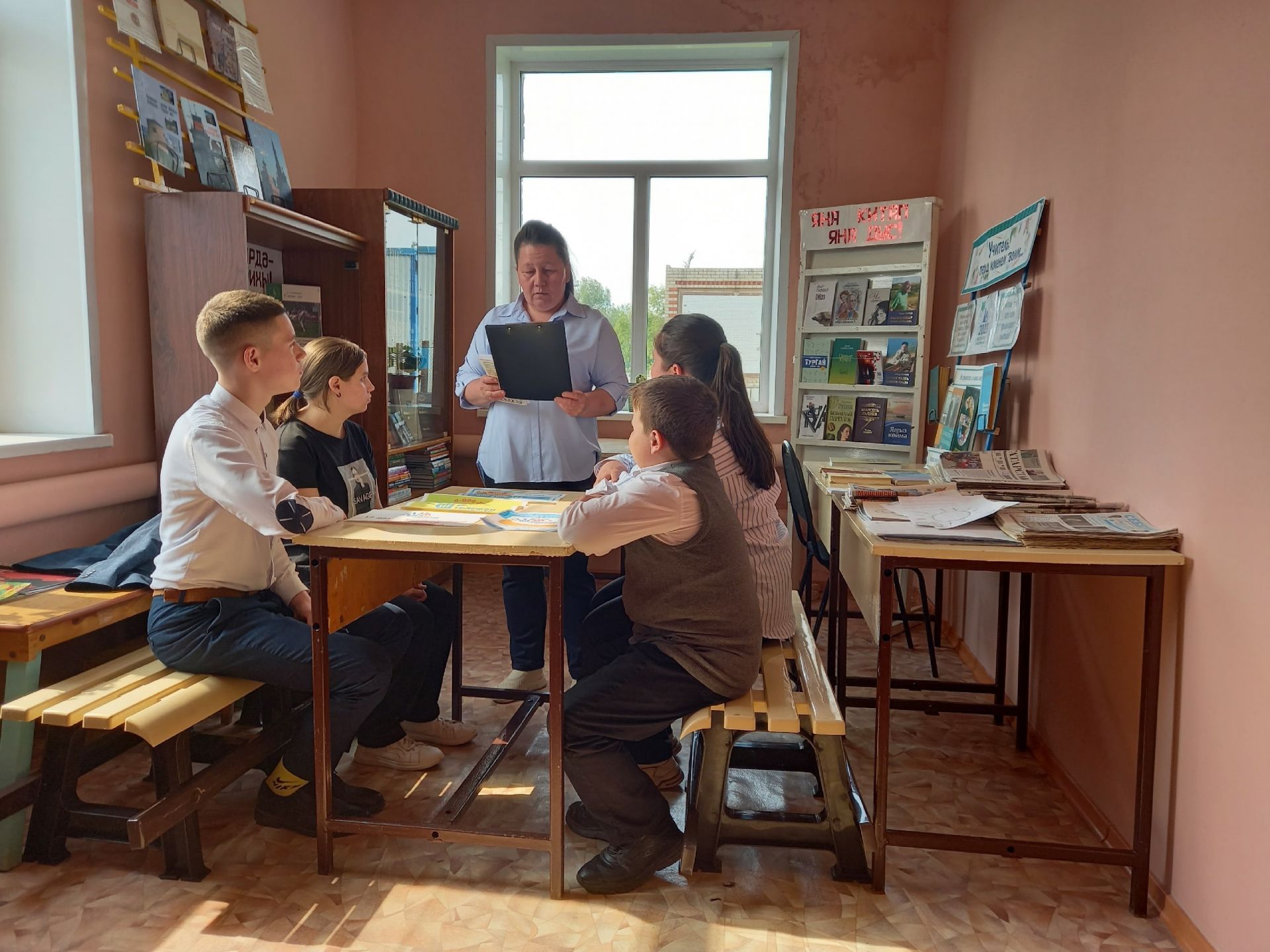Информационный час «Ты не один!» прошел в Ташкичуйской сельской библиотеке