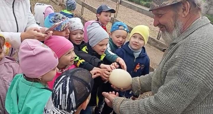 Уруссинские детсадовцы посетили страусиную ферму