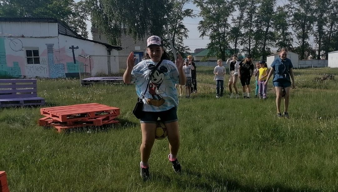Театральная группа студии «Юные таланты» урок провела на свежем воздухе на «Территории дружбы»