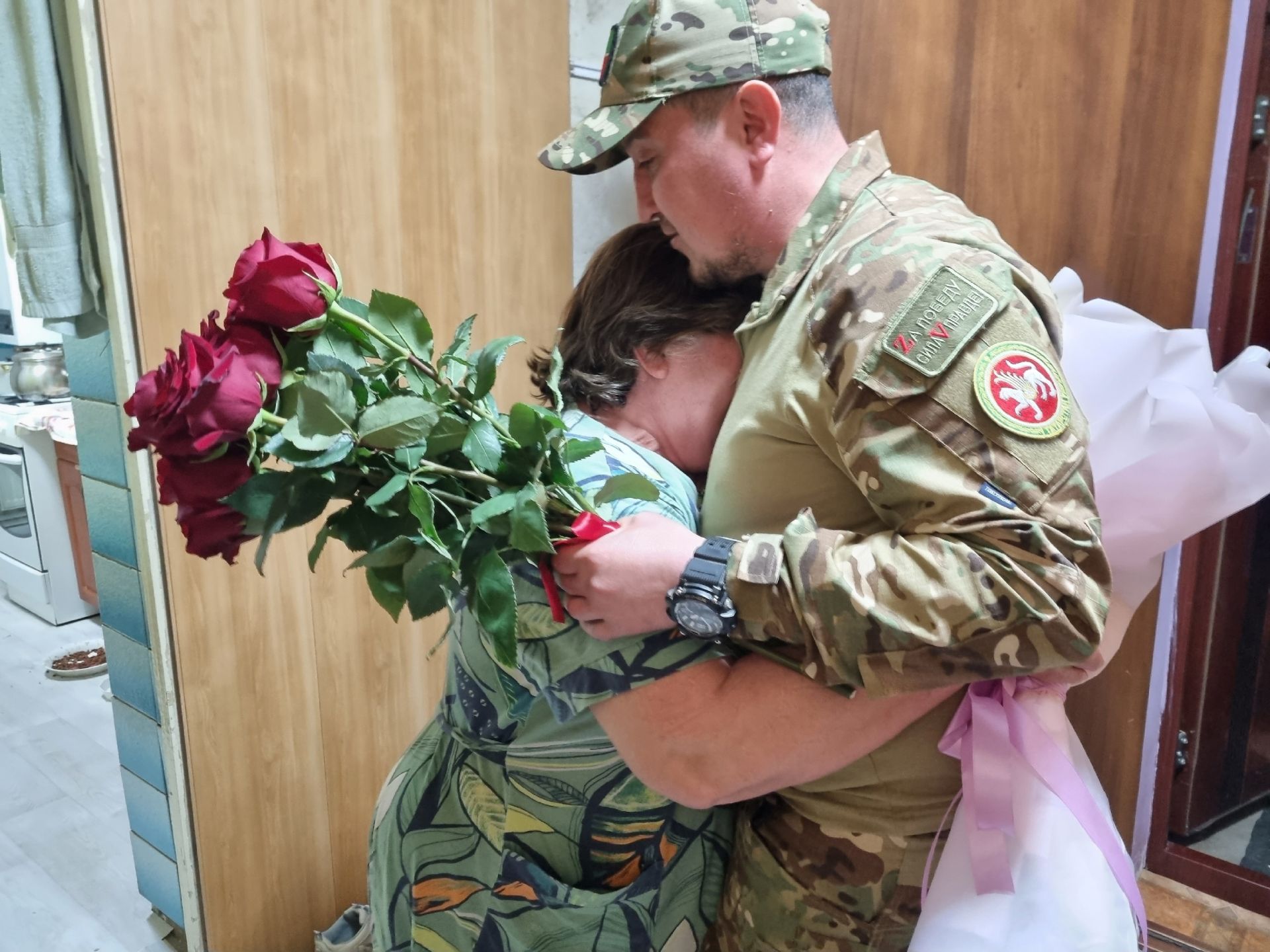 Слезы и объятия: родные встретили своих бойцов