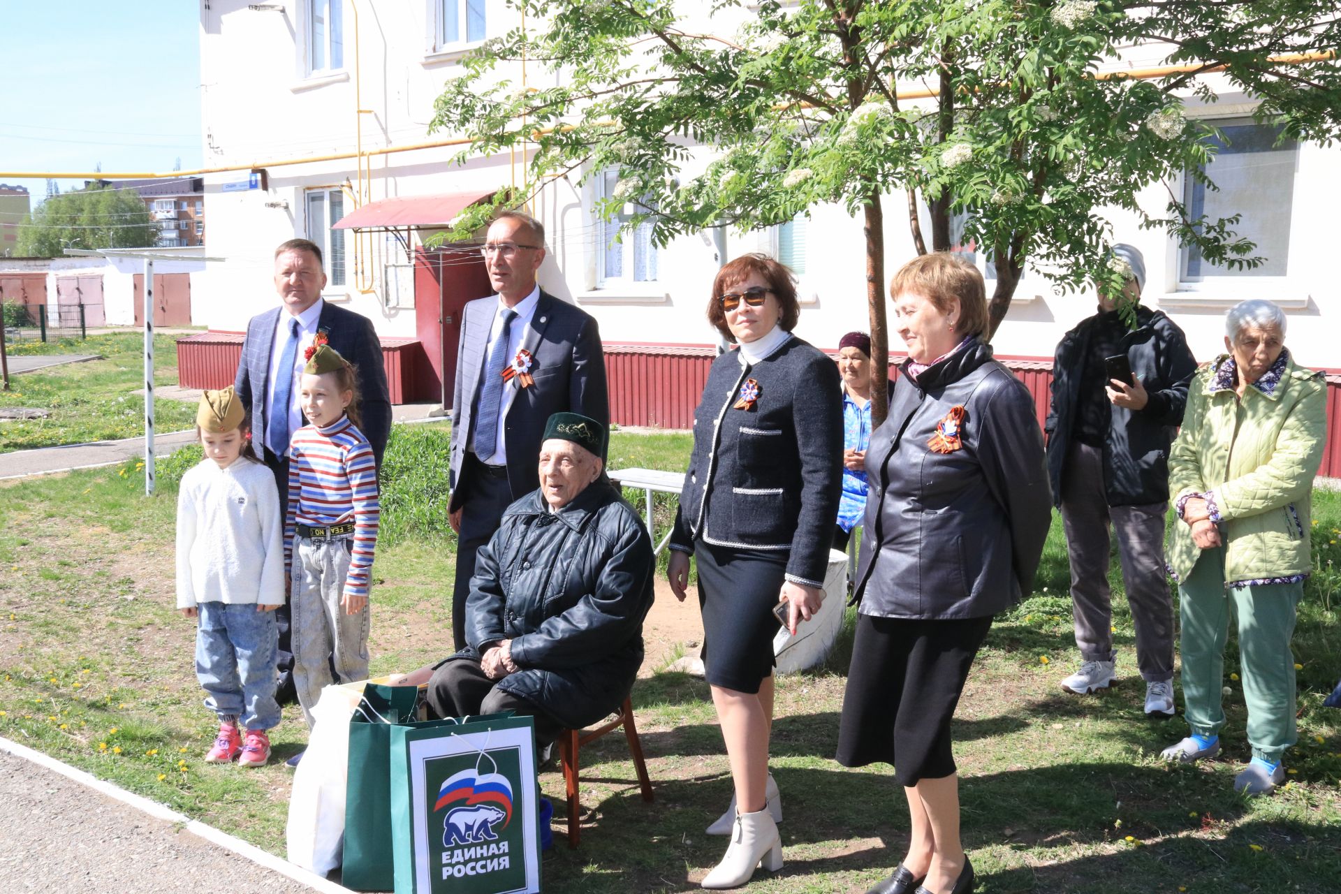 В День Победы участникам Великой Отечественной войны района вручили подарки