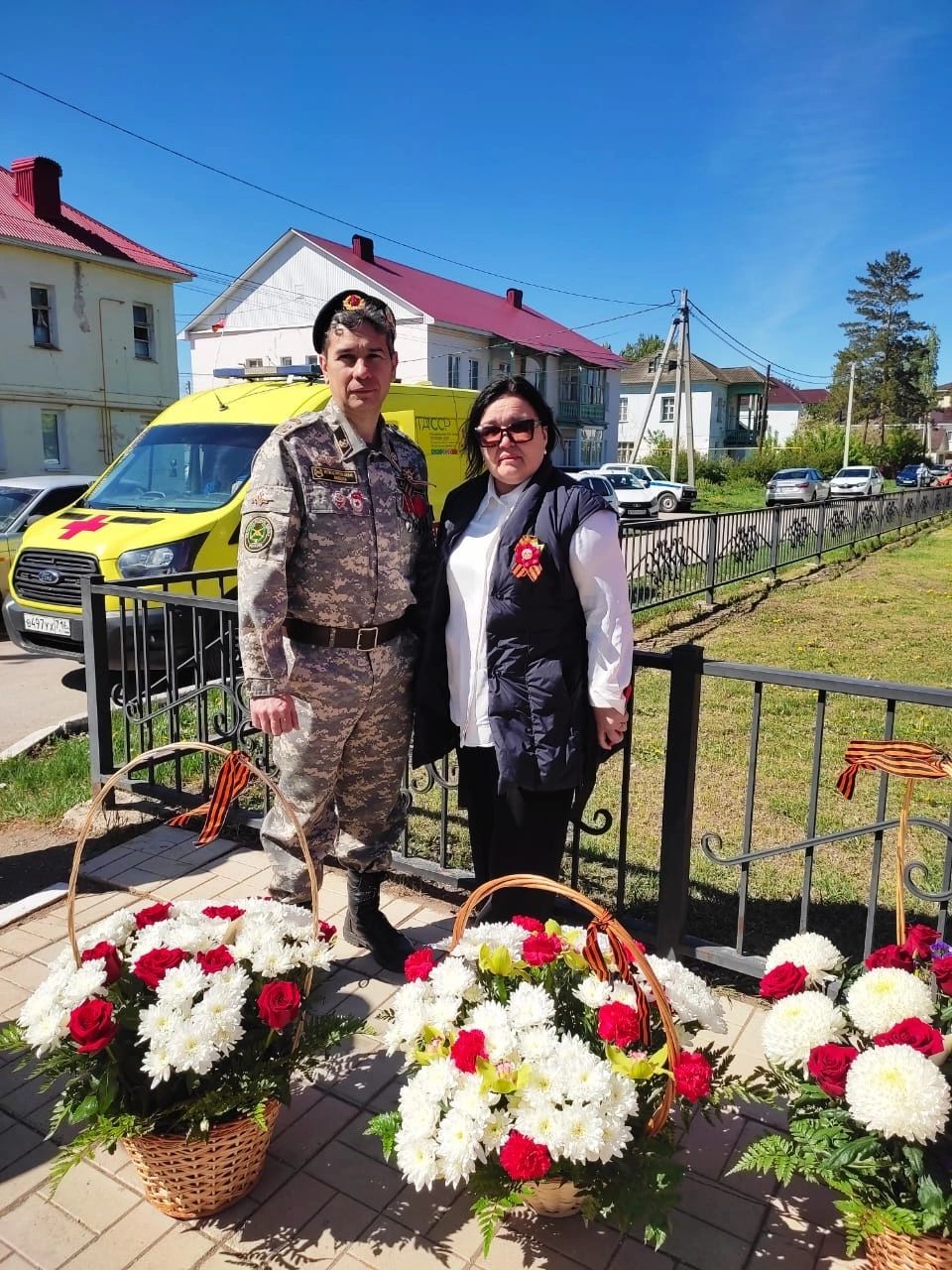 Санитарный батальон, военный госпиталь, живые цветы к памятнику героям…